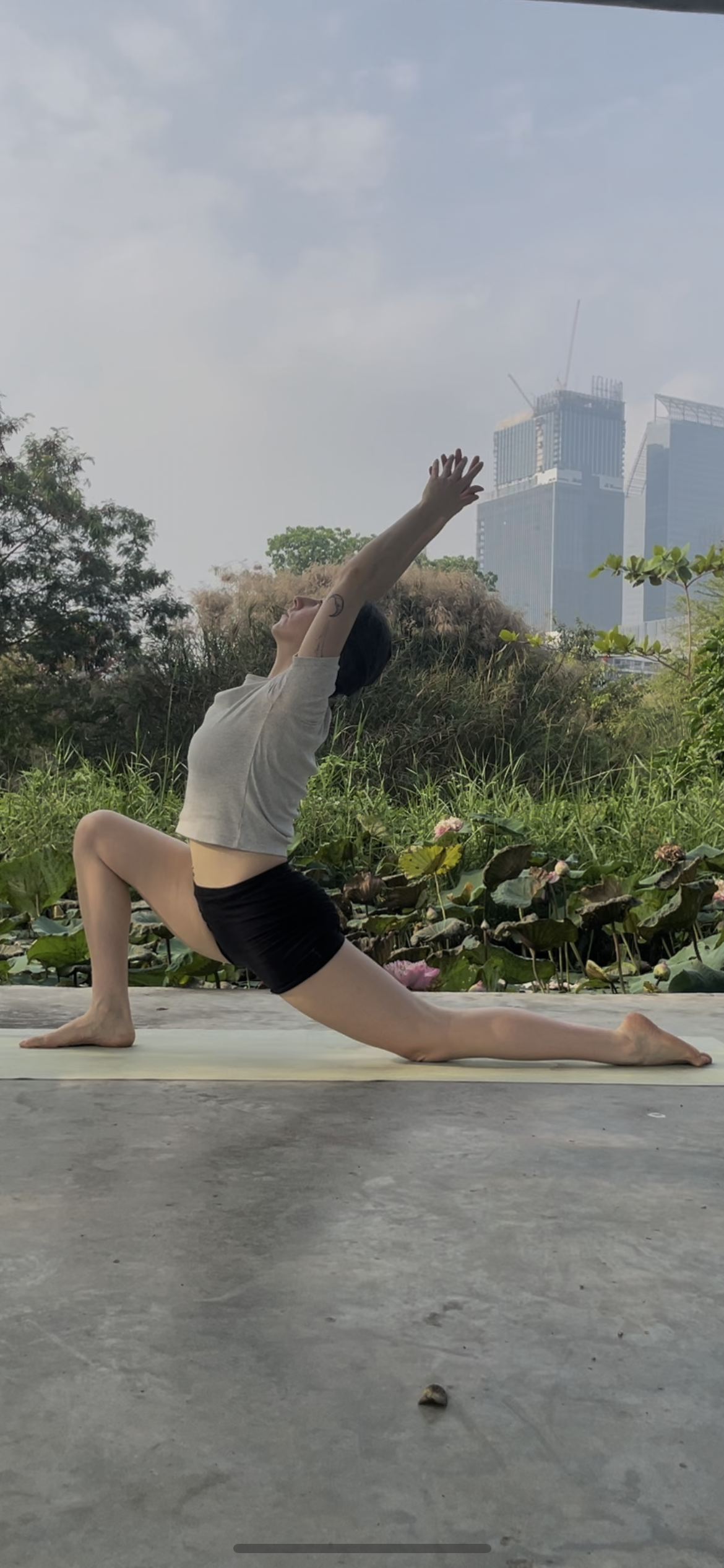 Cécile Pochet, professeure de yoga, anjaneyasana